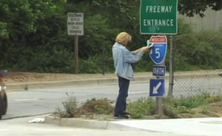 Illustration for article titled How One Fed-Up Dude Fixed an Awful Highway Sign Himself